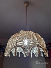 Lampadario vintage in metallo e uncinetto filet