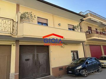 Appartamento di 218 m² con 4 locali e box auto a M
