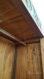 Armadio monoblocco d'epoca in legno massello