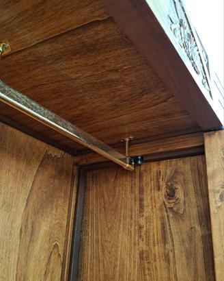 Armadio monoblocco d'epoca in legno massello