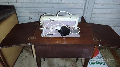Macchina da cucire Necchi con mobiletto