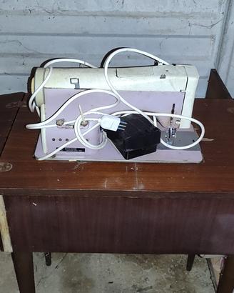 Macchina da cucire Necchi con mobiletto