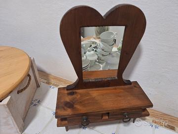 piccolo mobiletto fatto  a mano 