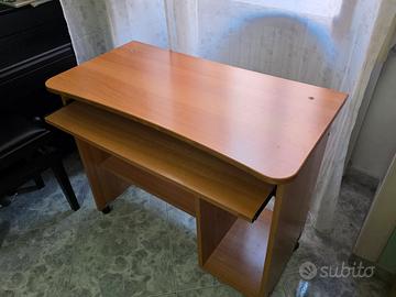Scrivania porta PC con ruote