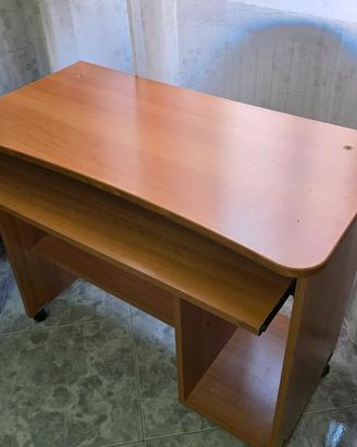 Scrivania porta PC con ruote