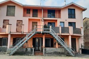 Casa trifamiliare con terreno