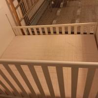 lettino con fasciatoio e cassettiera 