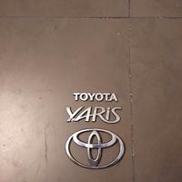 Scritta + Logo portellone posteriore Toyota Yaris