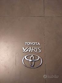 Scritta + Logo portellone posteriore Toyota Yaris