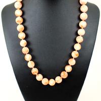 Collana in sfere di corallo rosa naturale.