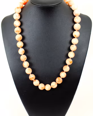 Collana in sfere di corallo rosa naturale.