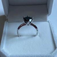 Anello in argento con Moissanite nera
