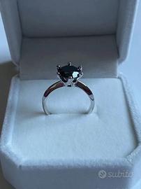 Anello in argento con Moissanite nera