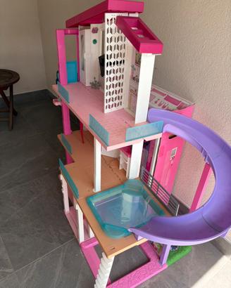 Casa dei sogni di barbie con piscina