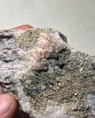 Fluorite ottaedrica rosa e verde per clorite