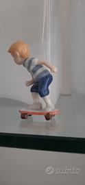 bambino su skateboard