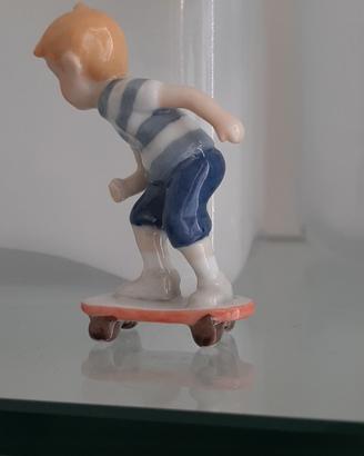 bambino su skateboard