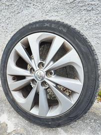 cerchio in lega con copertone Toyota aurys