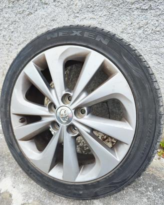 cerchio in lega con copertone Toyota aurys