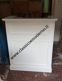 Bancone reception bianco cornici legno su misura