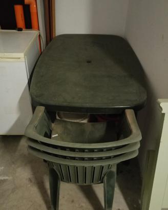 tavolo plastica verde con sedie 