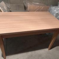 Tavolo con quattro sedie