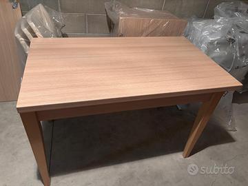 Tavolo con quattro sedie