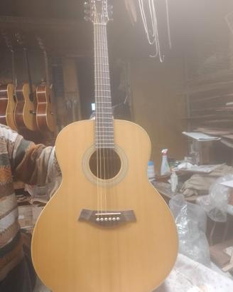 Chitarra acustica di liutaio