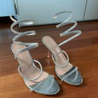 Scarpe con tacco argento ragazza bionda giovane