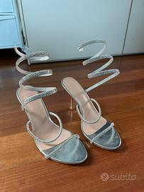 Scarpe con tacco argento ragazza bionda giovane