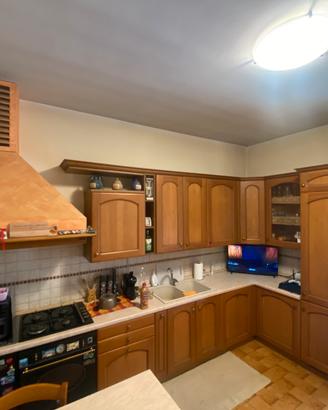 Cucina in legno compresa di cappa .