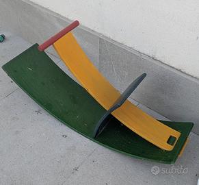 Dondolo per bambini in legno