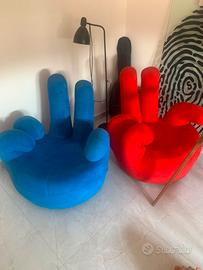 Poltrone girevoli pop art a forma di mano