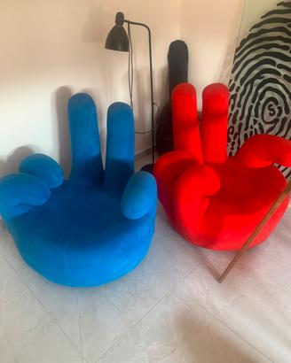 Poltrone girevoli pop art a forma di mano