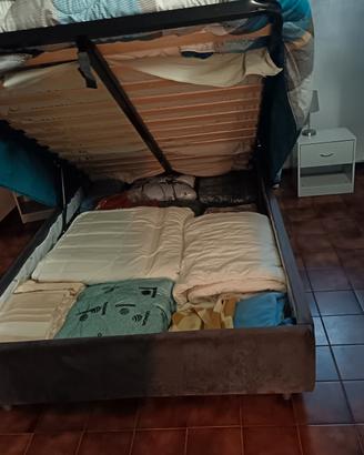 mobili letto e cristalliera 