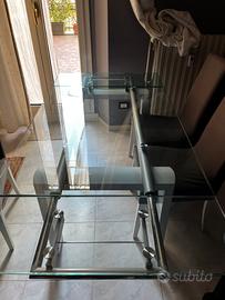 Tavolo moderno con piano in cristallo