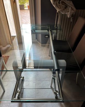 Tavolo moderno con piano in cristallo