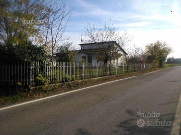 Villa con magazzino in campagna