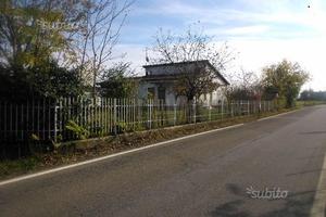 Villa con magazzino in campagna