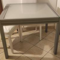 Tavolo da soggiorno e cucina in metallo e vetro