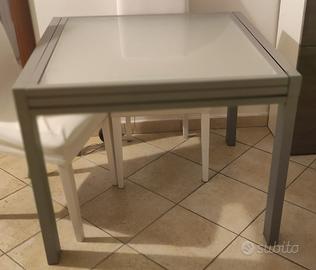 Tavolo da soggiorno e cucina in metallo e vetro