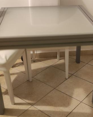 Tavolo da soggiorno e cucina in metallo e vetro