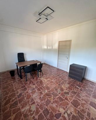 Stanza uso studio/ufficio pre arredata.