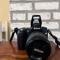 Nikon D90 con obiettivo Nikon AF-S NIKKOR 18-105mm