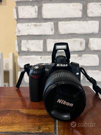 Nikon D90 con obiettivo Nikon AF-S NIKKOR 18-105mm