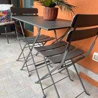 Tavolo da esterno con sedie.