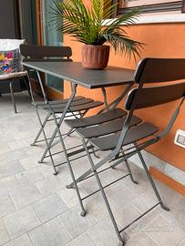 Tavolo da esterno con sedie.