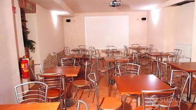 Tavoli quadrati e rotondi con sedie