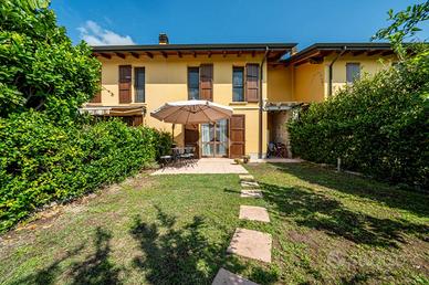 VILLA A SCHIERA A REGGIO NELL'EMILIA