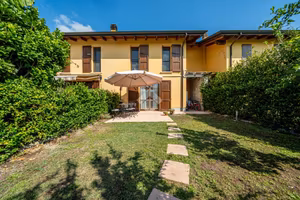 VILLA A SCHIERA A REGGIO NELL'EMILIA